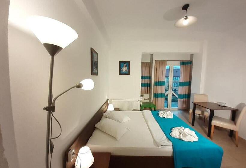 コンフォートルーム, Taxi Hostel