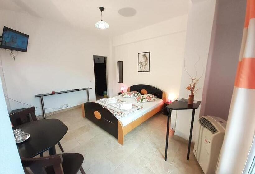 コンフォートルーム, Taxi Hostel