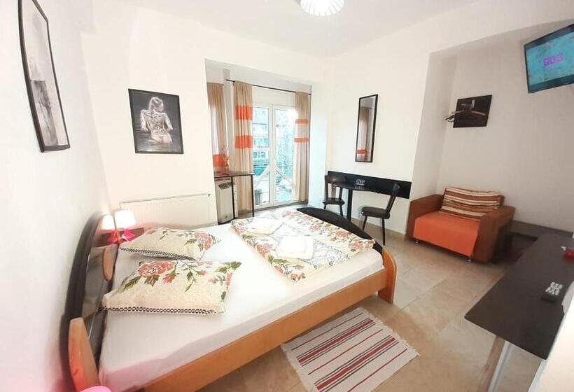 コンフォートルーム, Taxi Hostel