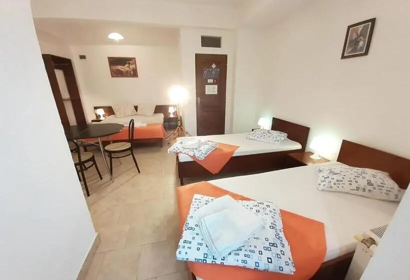 Perhehuone, Taxi Hostel