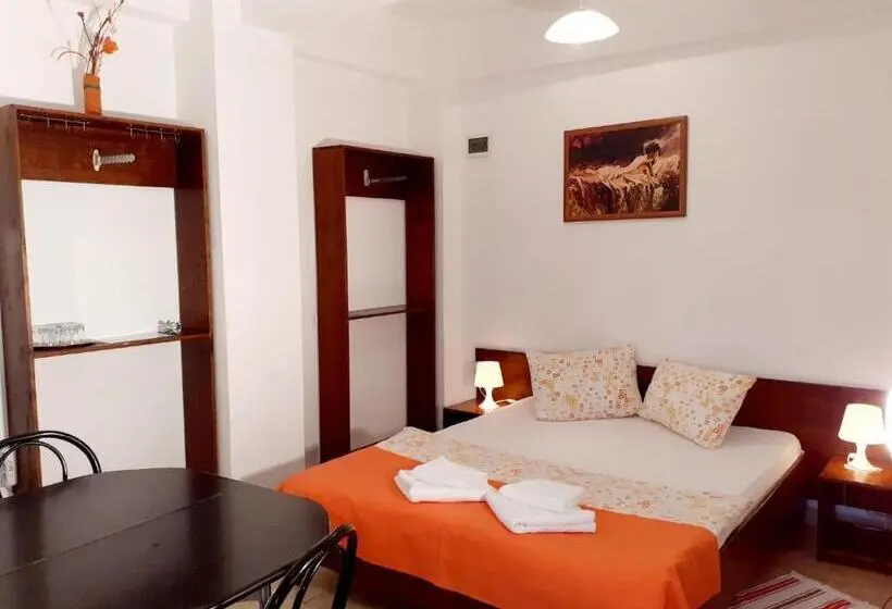 Perhehuone, Taxi Hostel