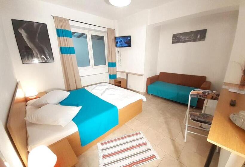 コンフォートルーム, Taxi Hostel