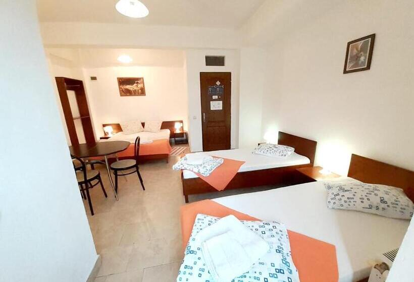 ファミリールーム, Taxi Hostel