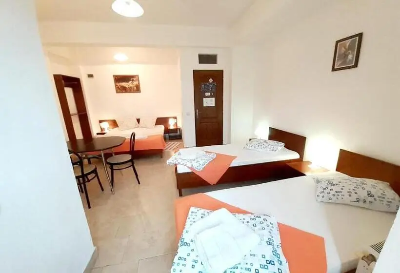 Perhehuone, Taxi Hostel