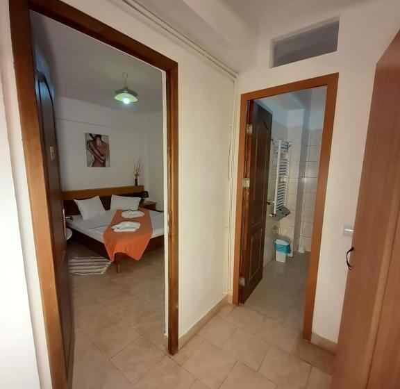 コンフォートルーム, Taxi Hostel