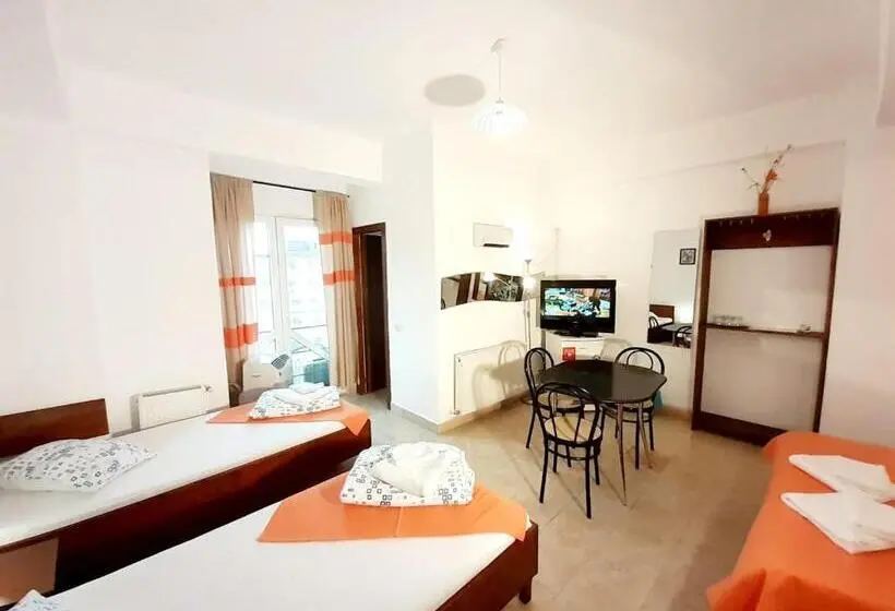 Perhehuone, Taxi Hostel