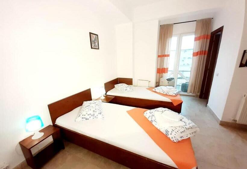 Семейный Номер, Taxi Hostel