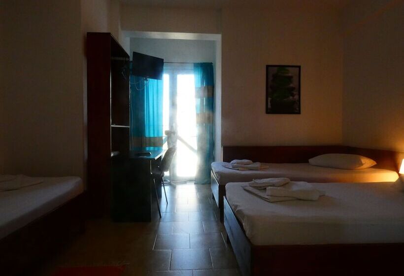 スタンダードトリプルルーム, Taxi Hostel