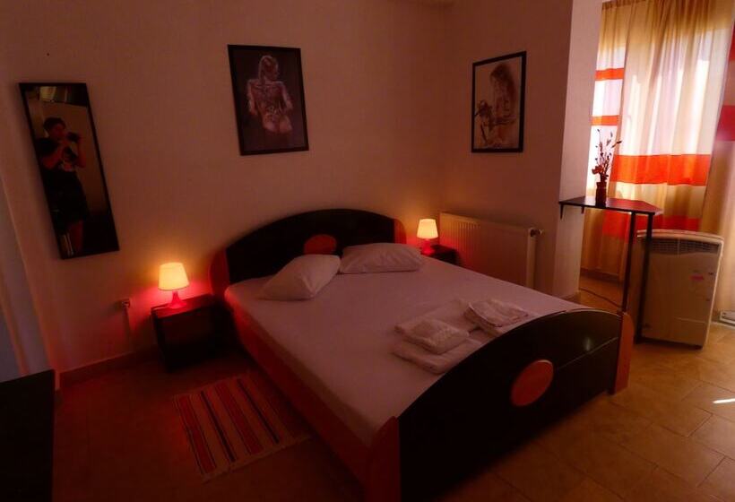Номер Стандарт, Taxi Hostel