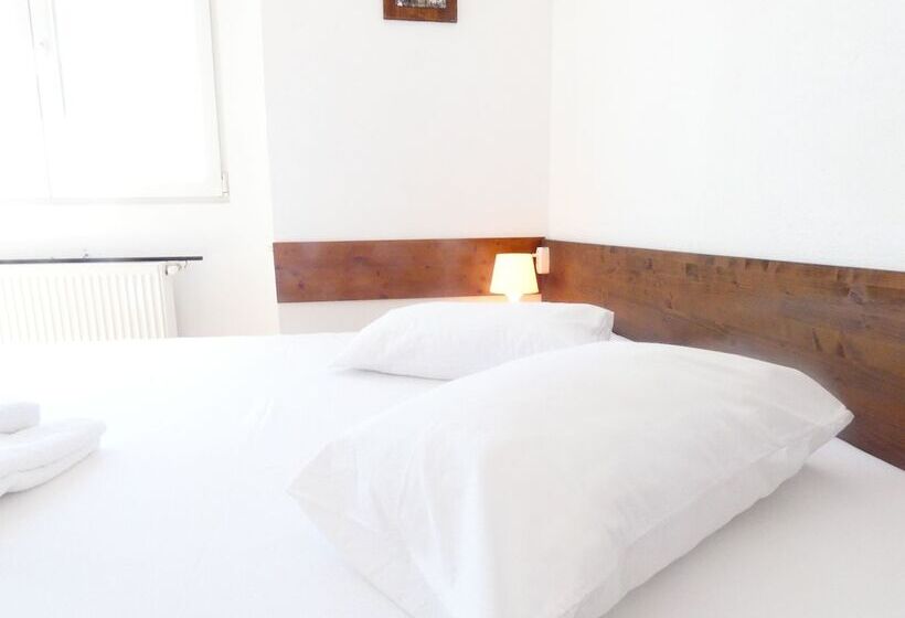 Семейный Номер, Taxi Hostel