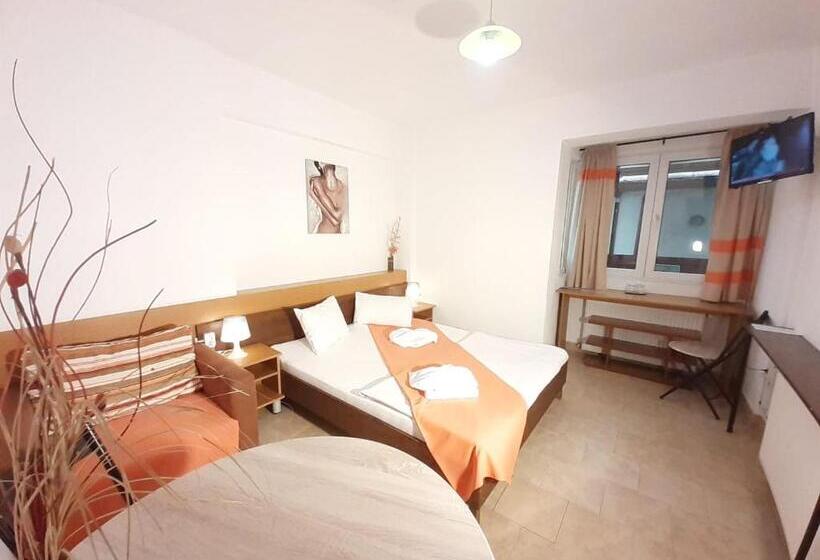 コンフォートルーム, Taxi Hostel