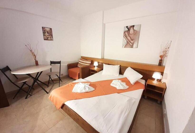 コンフォートルーム, Taxi Hostel