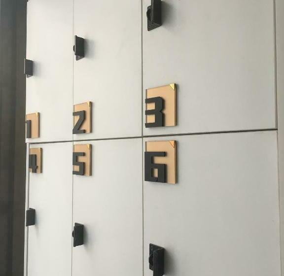 اتاق اکونومی با حمام مشترک, Check Inn Hk