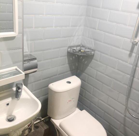 اتاق اکونومی, Check Inn Hk