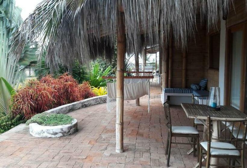 بانگلوی استاندارد با چشمانداز دریا, El Delfin