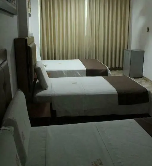 Deluxe Kolmen Hengen Huone, D´milez