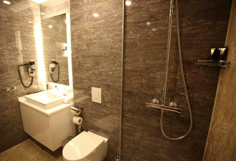 חדר פרמיום, Malak Regency