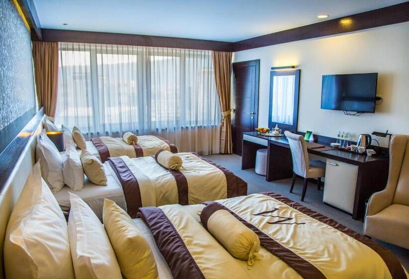 חדר סטנדרט לשלושה, Malak Regency