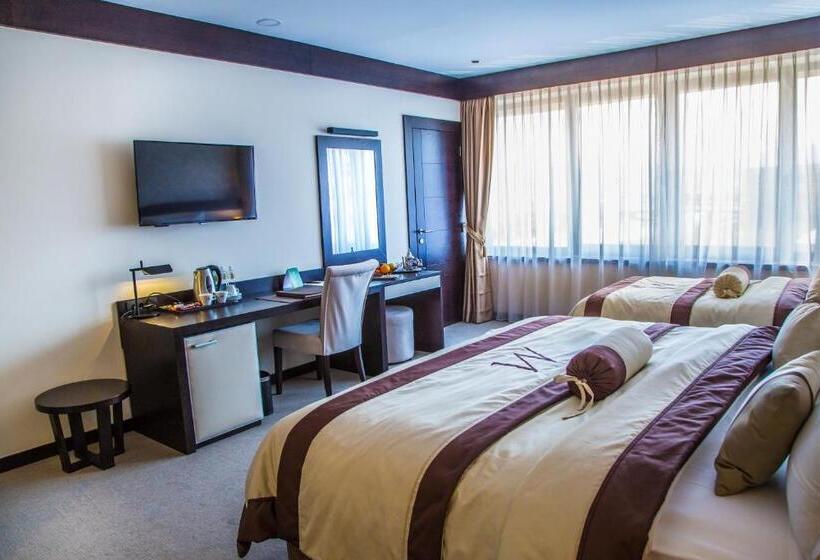 חדר סטנדרט לשלושה, Malak Regency