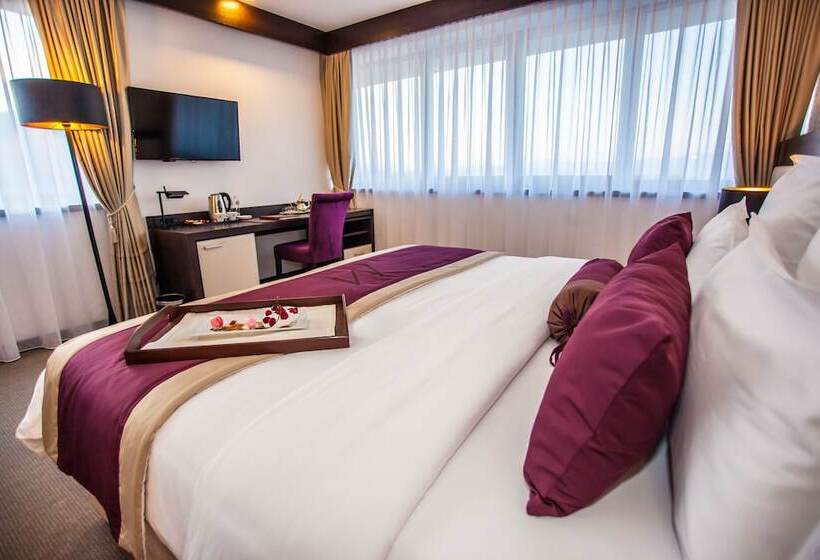 חדר פרמיום, Malak Regency