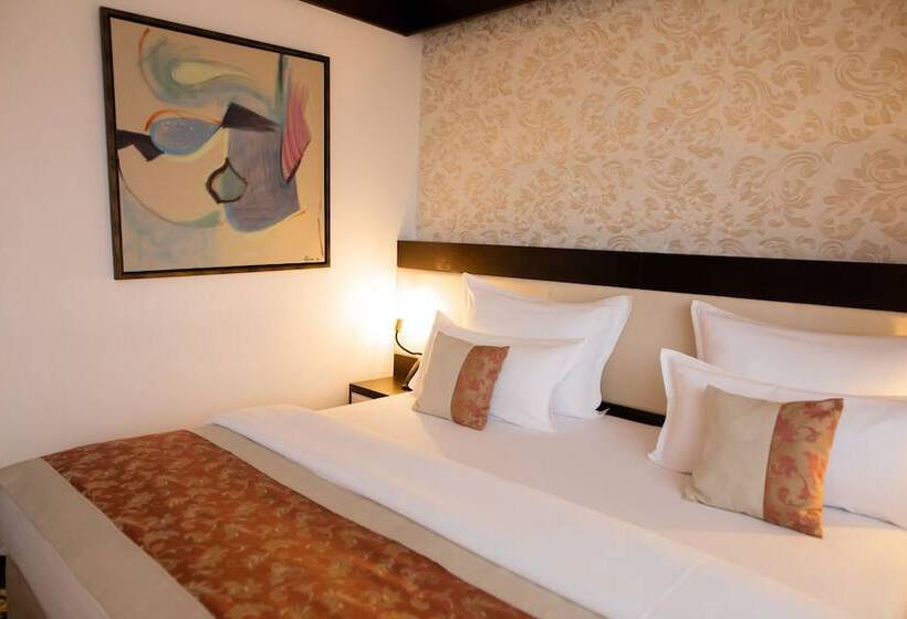 חדר קלאסי, Malak Regency