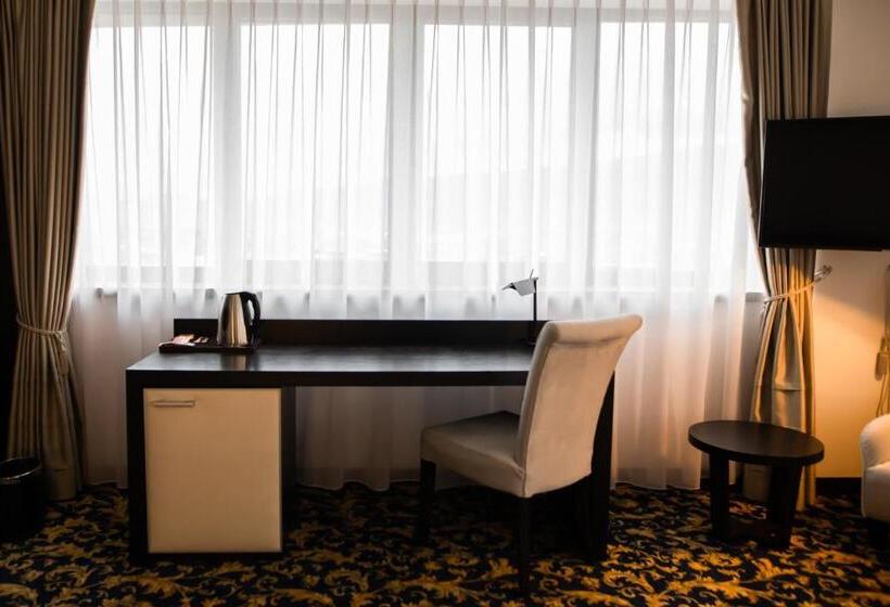 חדר פרמיום, Malak Regency