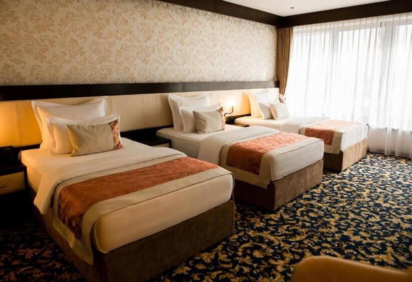 חדר סטנדרט לשלושה, Malak Regency