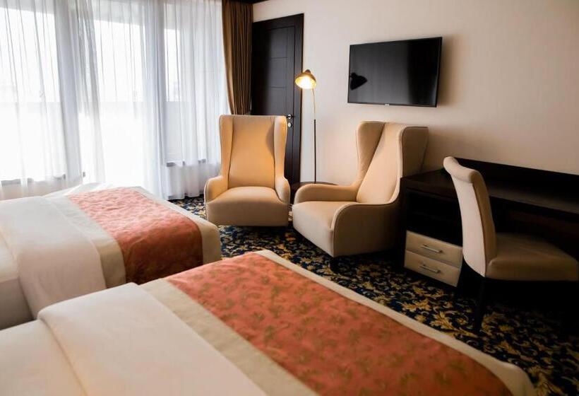 חדר סטנדרט לשלושה, Malak Regency