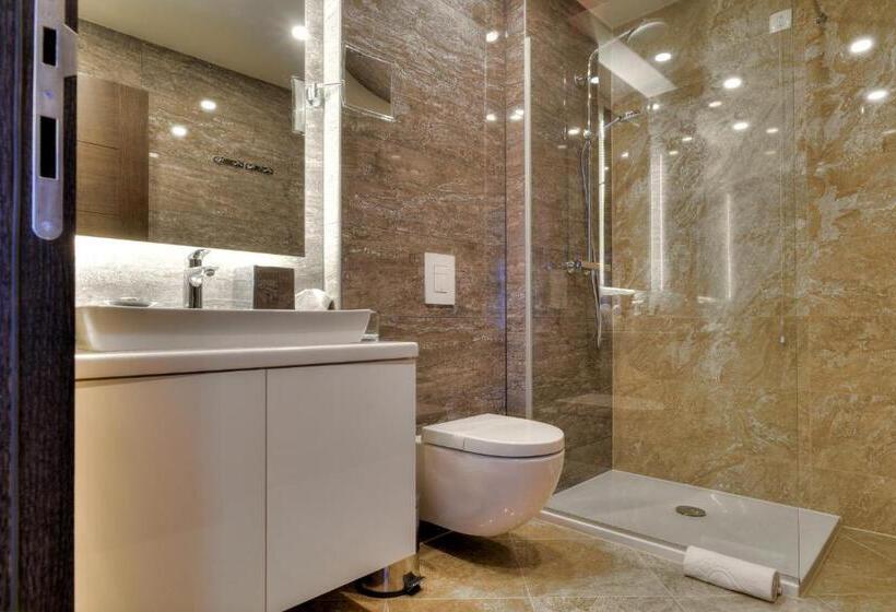 חדר קלאסי, Malak Regency