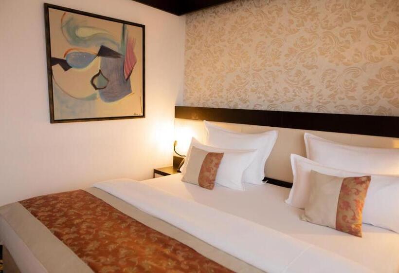 חדר קלאסי, Malak Regency