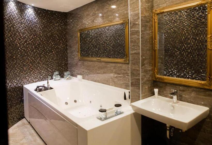 סוויטת סופריור, Malak Regency