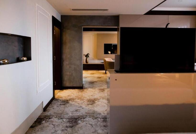 סוויטת סופריור, Malak Regency