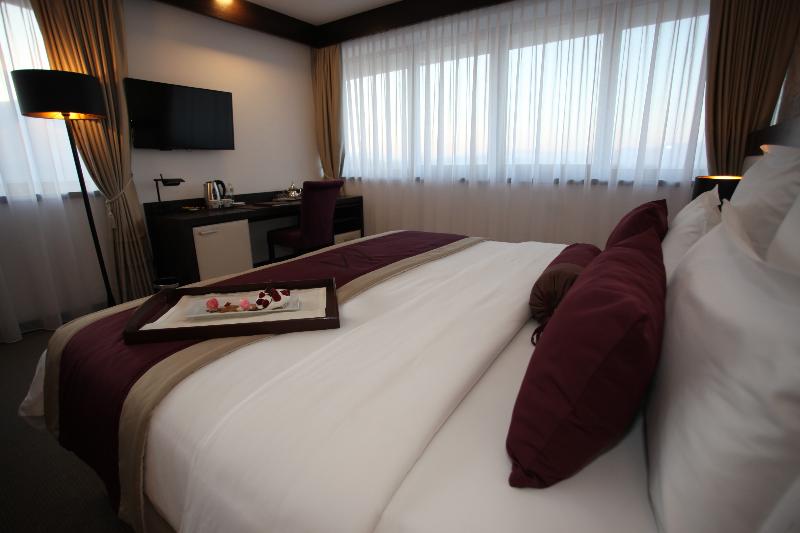 חדר פרמיום, Malak Regency