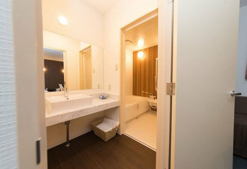 اتاق استاندارد چهار تخته, Okinawa Hotel Precia