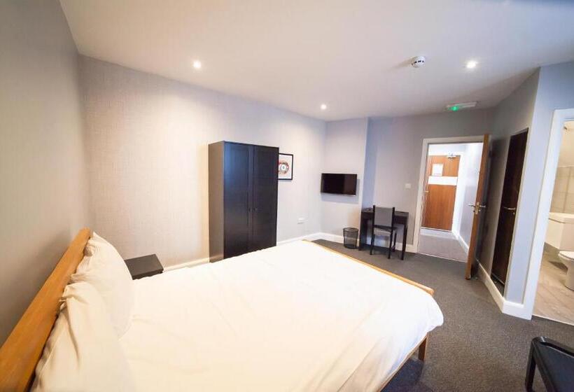 חדר דלוקס לשלושה, The Arch