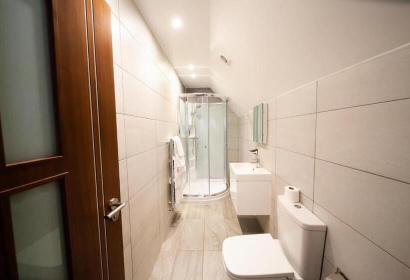 חדר דלוקס לשלושה, The Arch