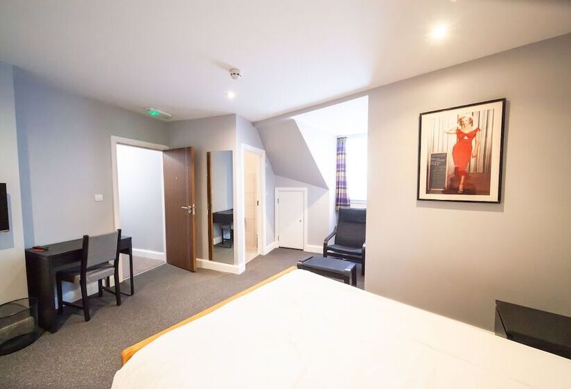 חדר דלוקס לשלושה, The Arch