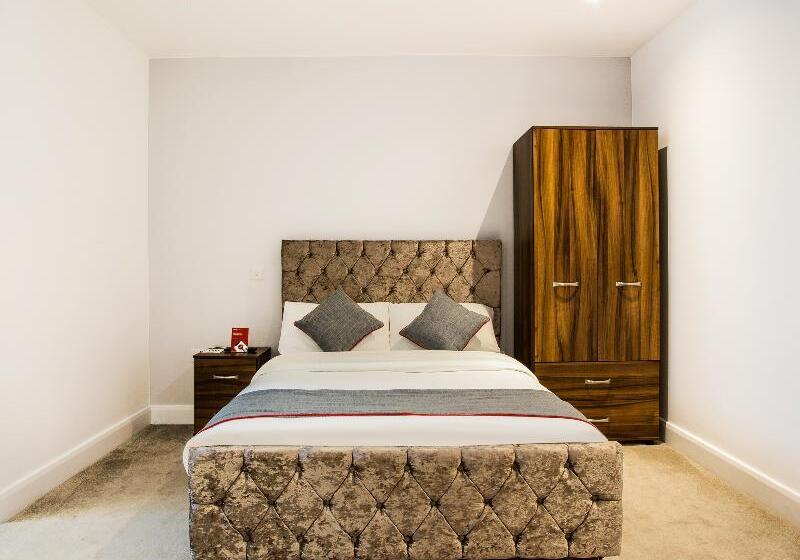 חדר דלוקס לשלושה, The Arch