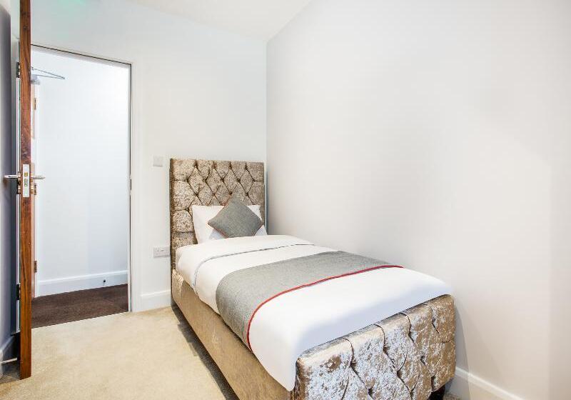 חדר דלוקס לשלושה, The Arch