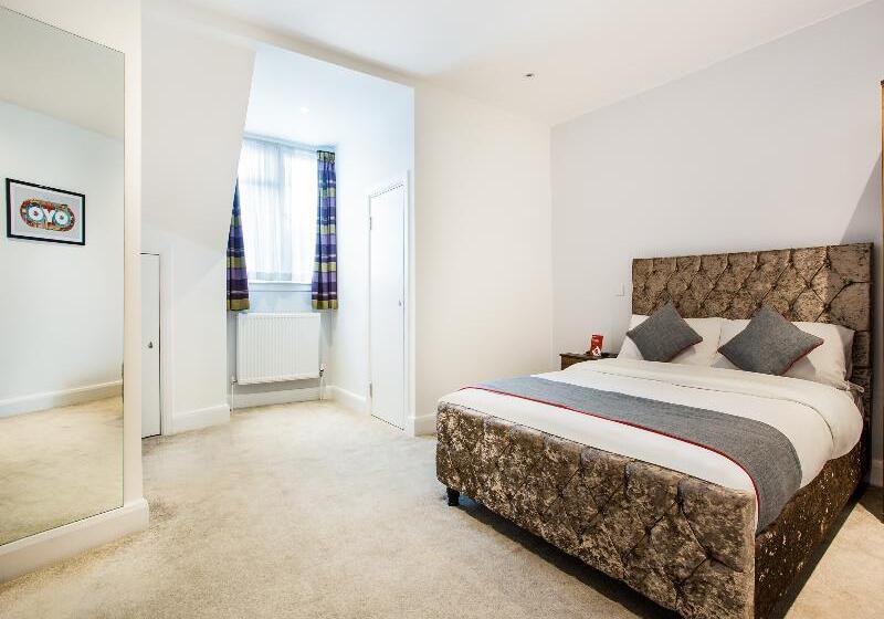 חדר דלוקס לשלושה, The Arch