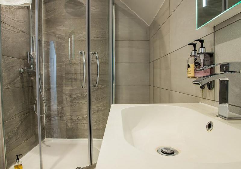 חדר דלוקס לשלושה, The Arch