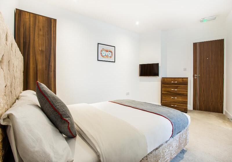 חדר דלוקס לשלושה, The Arch