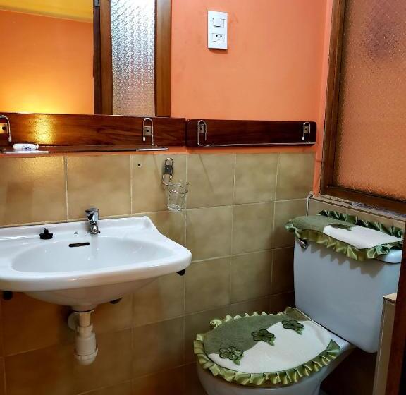 غرفة قياسية ثلاثية, La Nuit Home