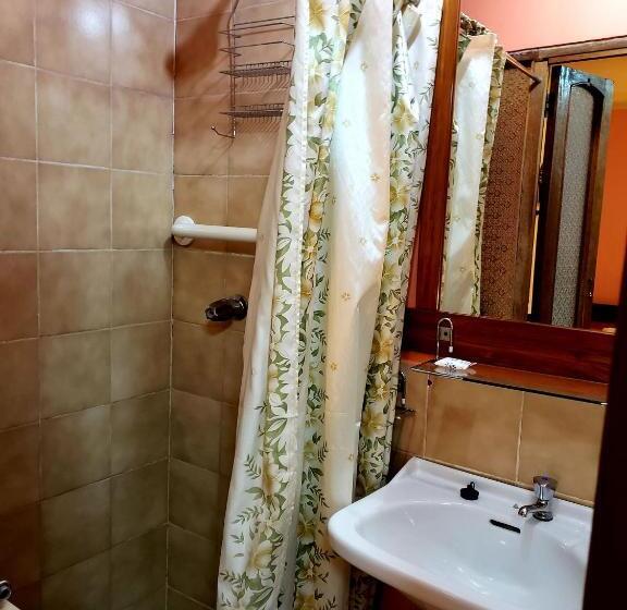 غرفة قياسية ثلاثية, La Nuit Home