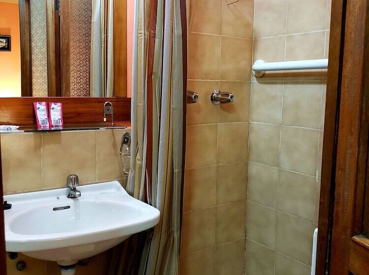 غرفة قياسية ثلاثية, La Nuit Home