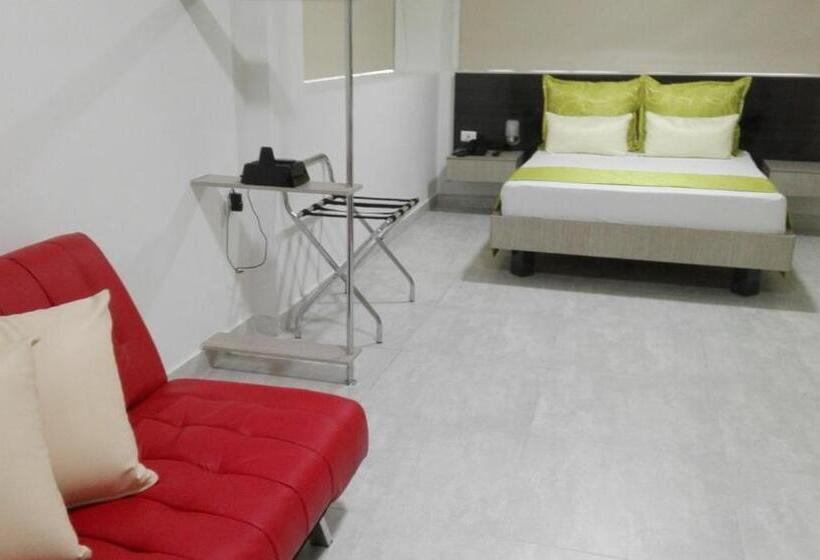 带按摩浴盆的套房, Arthur Brich