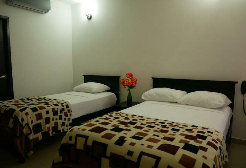 חדר בסיסי לשלושה, Calle Santodomingo