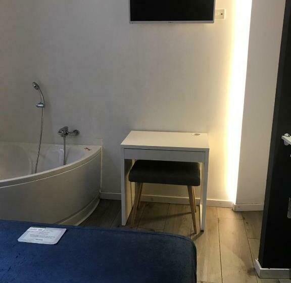 غرفة قياسية مزوَّدة بجاكوزي, El Siglo