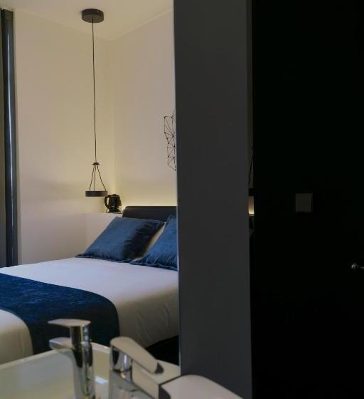 غرفة قياسية مزوَّدة بجاكوزي, El Siglo