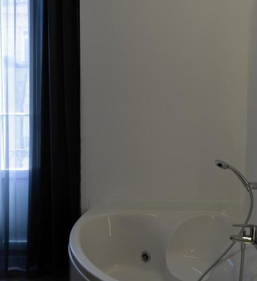 غرفة قياسية مزوَّدة بجاكوزي, El Siglo